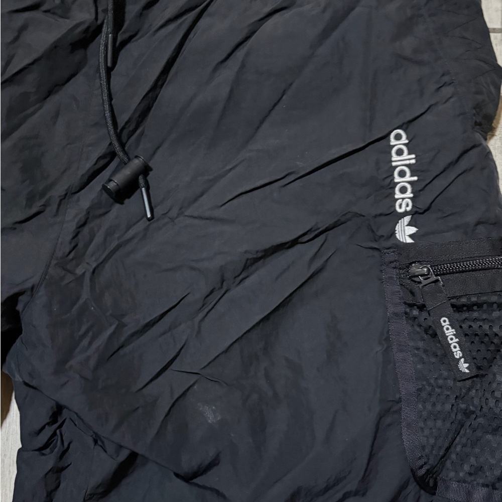 Men’s used adidas black utility pocket shorts size XL Pre own items are as is - Picture 4 of 5